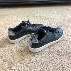 nike black sneakers with metallic back